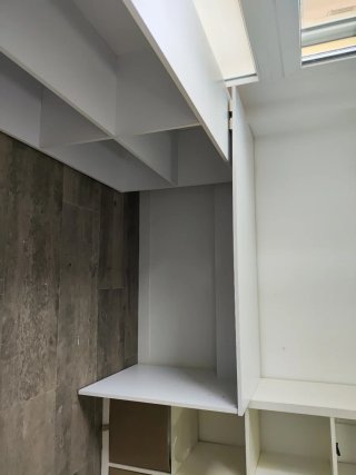 Escritorio y mesa con cajones