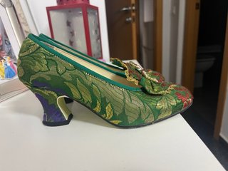 Zapatos de fallera verdes y morados
