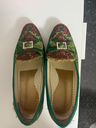 Zapatos de fallera verdes y morados
