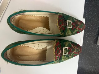 Zapatos de fallera verdes y morados