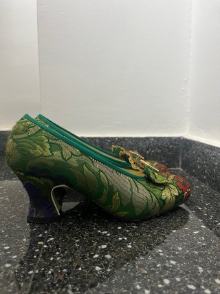 Zapatos de fallera verdes y morados