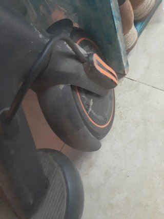 Patinete eléctrico con casco