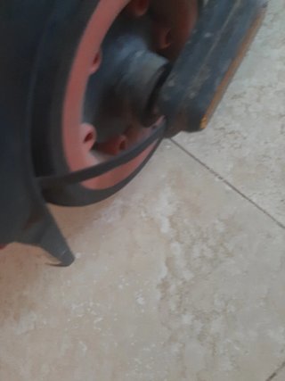 Patinete eléctrico con casco
