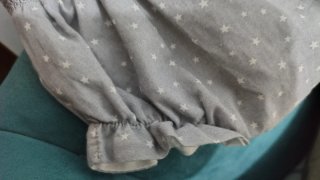 Cubre pañal gris con estrellas blancas.