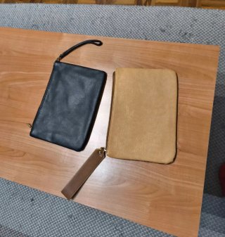 2 bolsos de mano con diseños