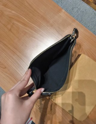 2 bolsos de mano con diseños