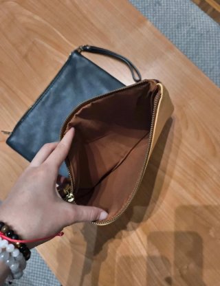 2 bolsos de mano con diseños