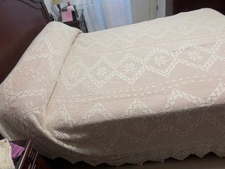 Colcha de ganchillo beige y blanca