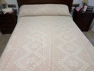 Colcha de ganchillo beige y blanca
