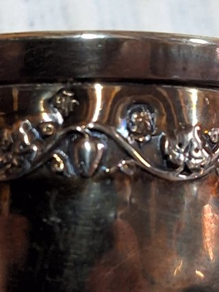 Lote de copitas, taza con plato y vasito de plata.