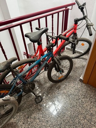 Bicicleta de saltos azul y BTW naranja
