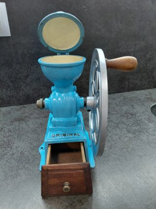 Antiguo Molinillo de Hierro para Café