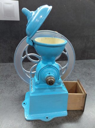 Antiguo Molinillo de Hierro para Café