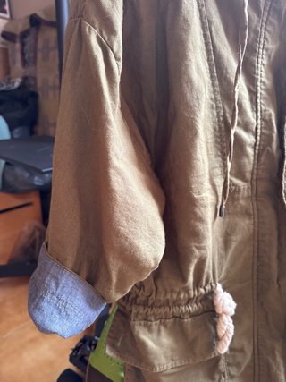 Cazadora de entre tiempo, color militar, con capuc
