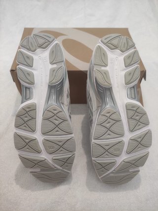 -Zapatillas Asics Grises y Blancas