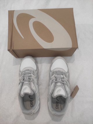 -Zapatillas Asics Grises y Blancas