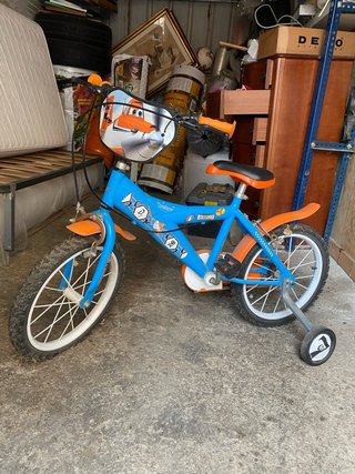 Bicicleta infantil azul con ruedines