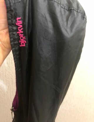 Impermeable Bjorkvin Negro, Verde y Rosa