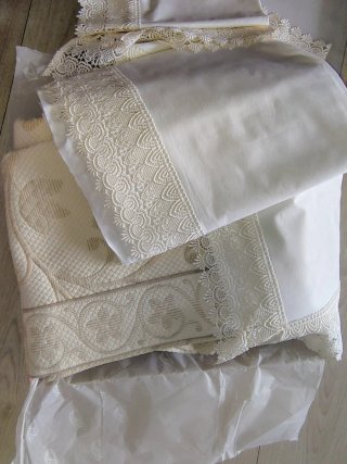 Set completo di copriletto e lenzuolo con pizzo