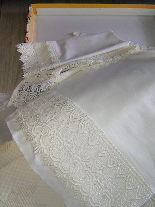 Set completo di copriletto e lenzuolo con pizzo