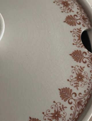 Sopera de porcelana con diseño floral