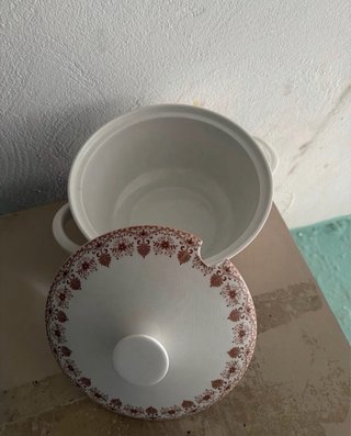 Sopera de porcelana con diseño floral