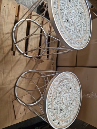 Set 2 tavolini ausiliari in metallo argentato/legno intagliato
