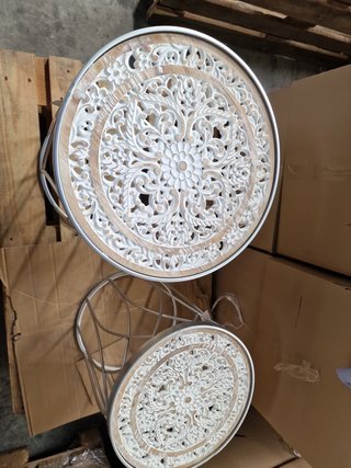 Set 2 tavolini ausiliari in metallo argentato/legno intagliato