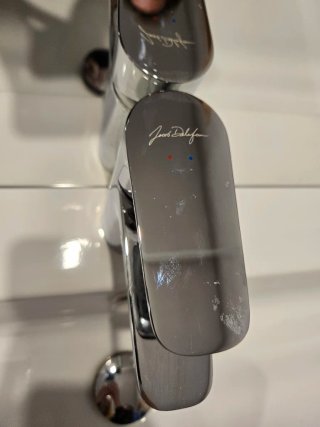 Mueble lavabo con espejo y grifo