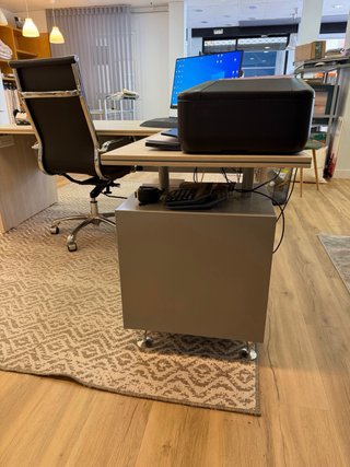 Mesa de oficina bicolor madera y metal + cajonera