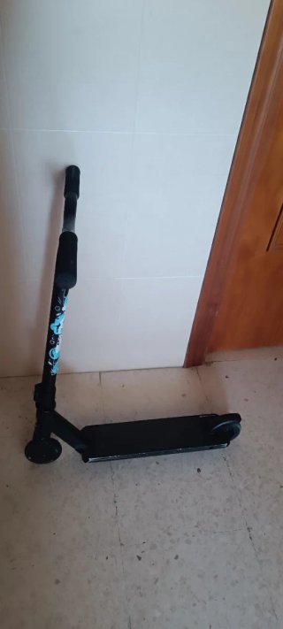 Patinete infantil negro,y azul de decathlon ,