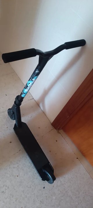 Patinete infantil negro,y azul de decathlon ,
