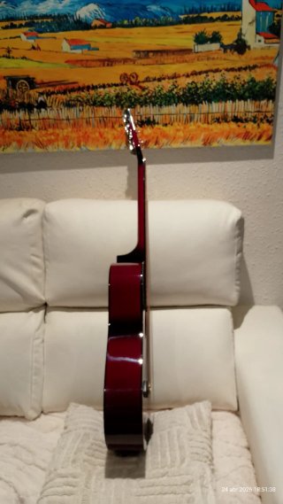 Guitarra Acústica Roja y Negra