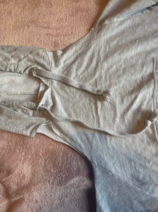 Sudadera gris con capucha