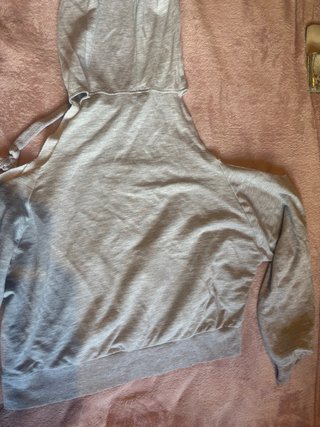 Sudadera gris con capucha