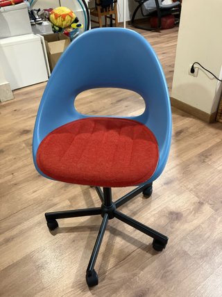Silla de escritorio azul y roja Ikea