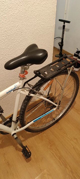 Bicicleta de paseo blanca.  Radio roto