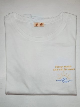 T-shirt ricamata Meno male che c'è il mare