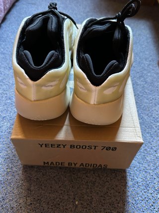 Adidas Yeezy Boost 700 MNVN Beige Blanco