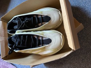 Adidas Yeezy Boost 700 MNVN Beige Blanco