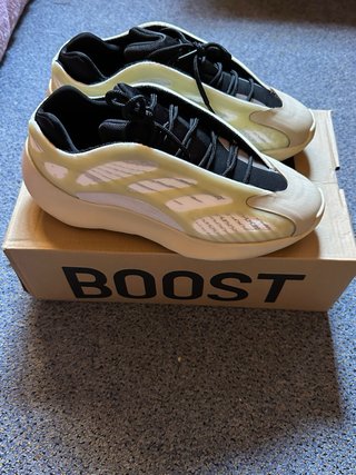 Adidas Yeezy Boost 700 MNVN Beige Blanco