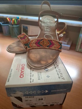 Sandalias planas con abalorios
