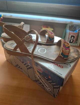 Sandalias planas con abalorios