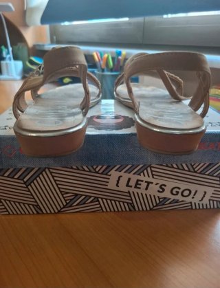 Sandalias planas con abalorios