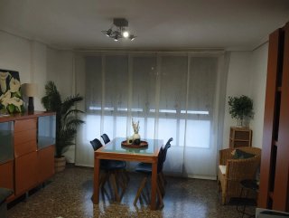 Mesa de comedor con 4 sillas