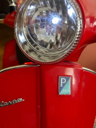 Moto Vespa Eléctrica Infantil Roja con Música