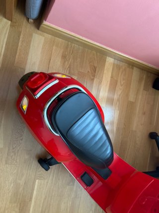 Moto Vespa Eléctrica Infantil Roja con Música