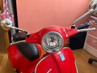 Moto Vespa Eléctrica Infantil Roja con Música