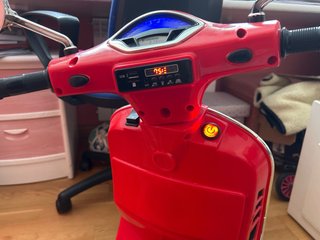 Moto Vespa Eléctrica Infantil Roja con Música