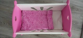 Cuna mecedora de juguete rosa y blanca